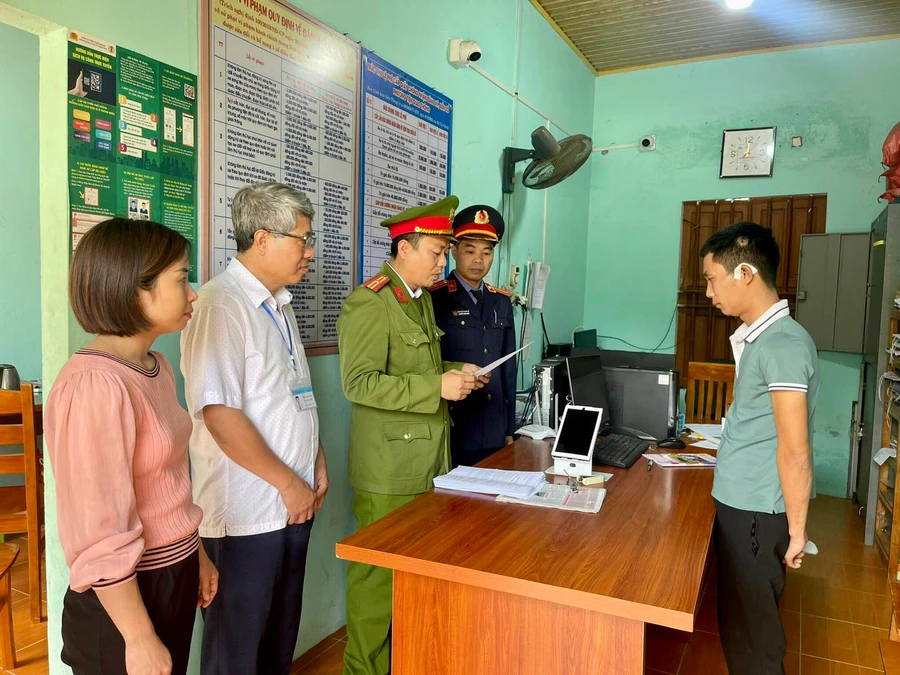 Cơ quan điều tra tống đạt quyết định khởi tố đối với Nguyễn Duy Tuấn. Ảnh: Công an huyện Sơn Dương