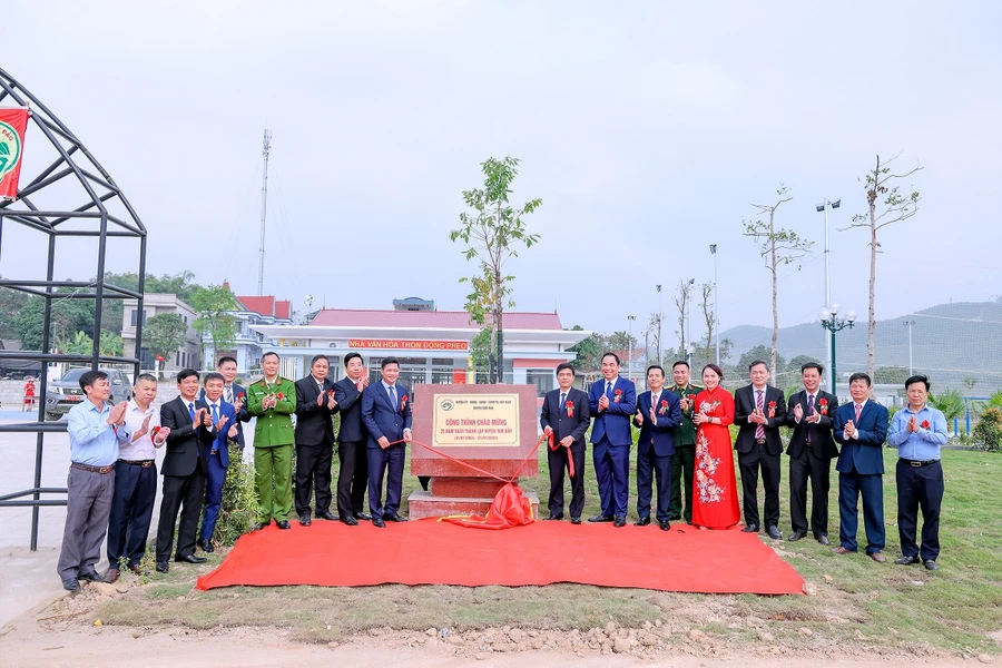 Lãnh đạo huyện Tam Đảo gắn biển công trình chào mừng 20 năm thành lập huyện.