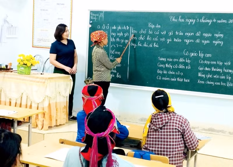 Nhiều lớp học xóa mù chữ cho đồng bào dân tộc thiểu số được mở ra tại Hà Giang. Ảnh: Thu Biên