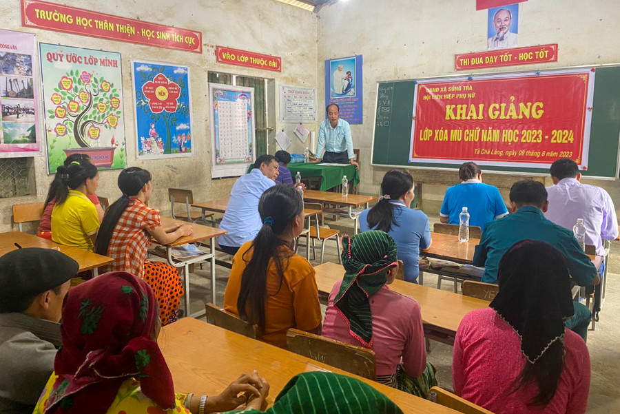 Nhiều lớp học xóa mù chữ cho phụ nữ được mở tại Mèo Vạc, Hà Giang. Ảnh: Minh Chuyên Nhiều lớp học xóa mù chữ cho phụ nữ được mở tại Mèo Vạc, Hà Giang. Ảnh: Minh Chuyên