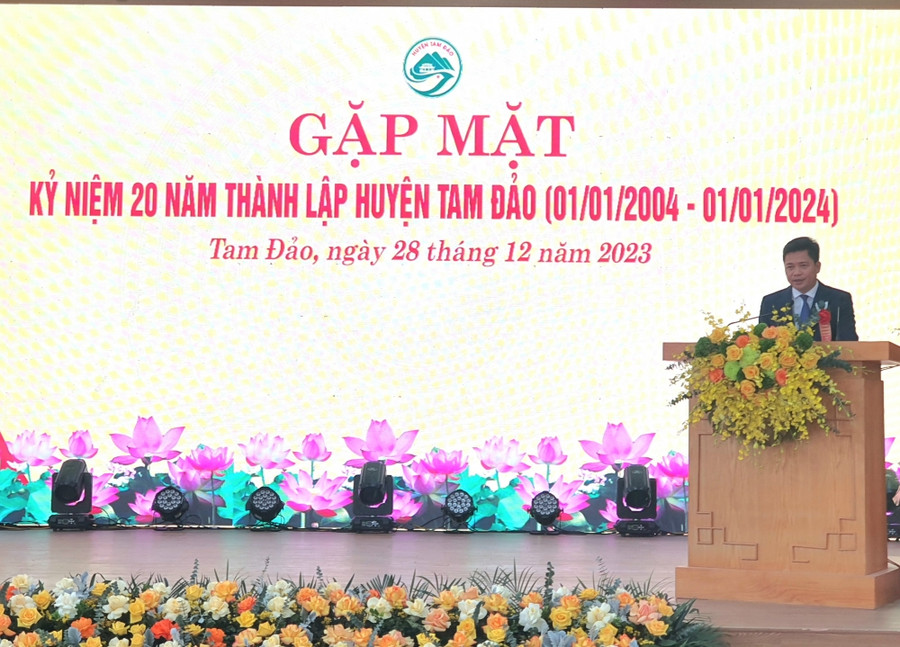 Ông Nguyễn Xuân Phương, Chủ tịch UBND huyện Tam Đảo phát động phong trào thi đua tại buổi gặp mặt.