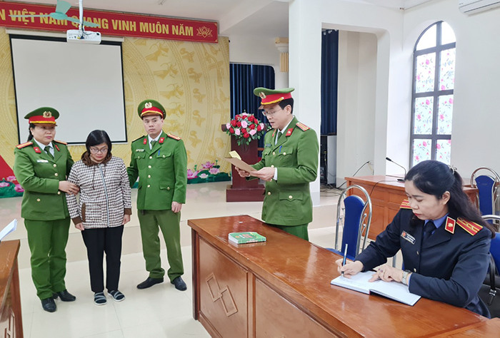 Cơ quan Công an thi hành lệnh bắt tạm giam đối với Vũ Thị Thanh Huyền. Ảnh: Công an tỉnh Hà Giang