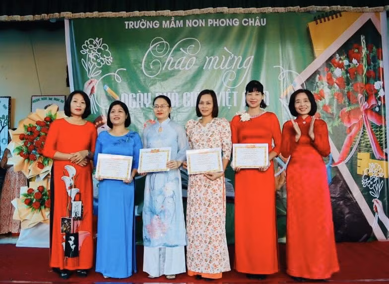 Ban giám hiệu Trường Mầm non Phong Châu trao thưởng cho giáo viên đạt thành tích trong phong trào thi đua “Hai tốt”.