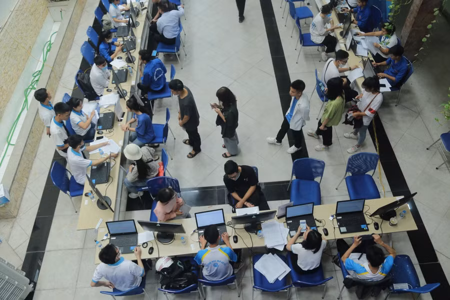 Thí sinh đến nhập học vào Trường ĐH Mở Hà Nội năm 2020