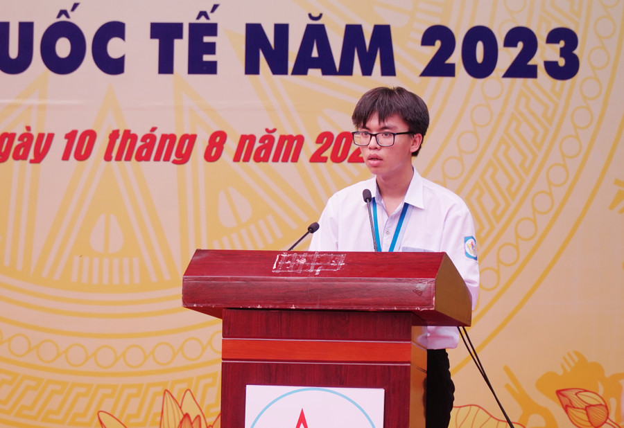 Em Mai Văn Đức chia sẻ về hành trình giành Huy chương Bạc Olympic Hóa học quốc tế năm 2023 tại Thụy Sỹ. Ảnh: Hồ Lài