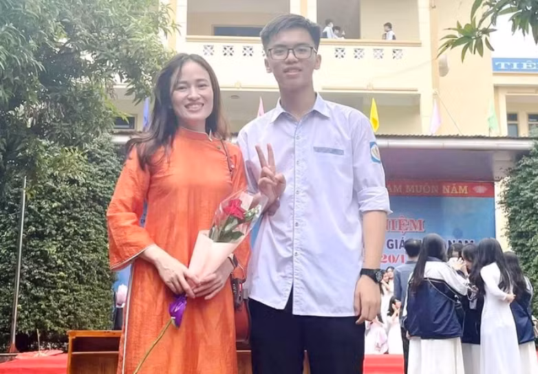 Em Mai Văn Đức cùng cô giáo chủ nhiệm Trần Thị Quỳnh Anh. Ảnh: NVCC