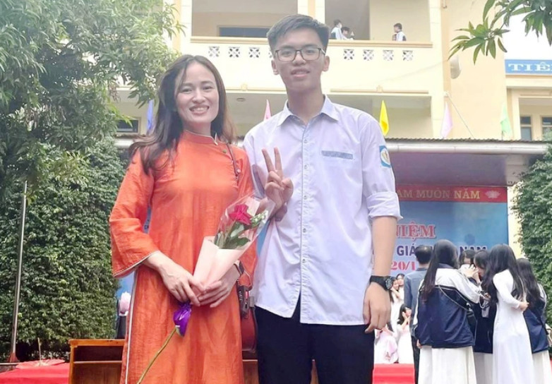 Em Mai Văn Đức cùng cô giáo chủ nhiệm Trần Thị Quỳnh Anh. Ảnh: NVCC