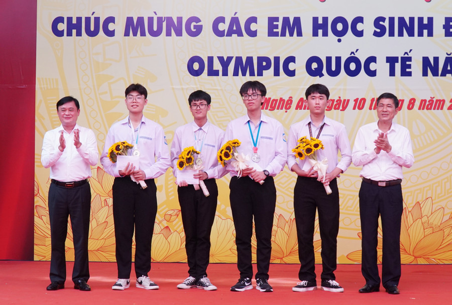 Em Mai Văn Đức (thứ 3 từ phải sang) cùng các bạn dự thi Olympic quốc tế và khu vực được lãnh đạo tỉnh Nghệ An và Sở GD&amp;ĐT khen thưởng. Ảnh: Hồ Lài