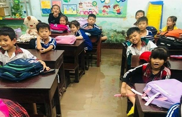 Phòng học ở tầng 1 của Trường Tiểu học Phú Tân (phường Thuận An, TP Huế) bị nước tràn vào khi học sinh đang trong giờ học. Ảnh: Đại Dương.