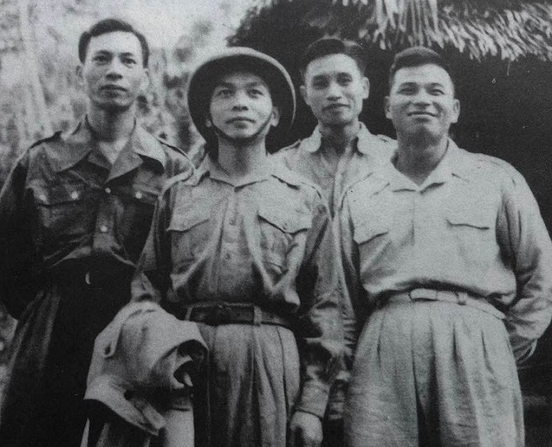 Từ trái qua: Trung tướng Cao Văn Khánh, Đại tướng Võ Nguyên Giáp, Lê Trọng Tấn, Trung tướng Bằng Giang - Tư lệnh Liên khu 10. Từ trái qua: Trung tướng Cao Văn Khánh, Đại tướng Võ Nguyên Giáp, Lê Trọng Tấn, Trung tướng Bằng Giang - Tư lệnh Liên khu 10.
