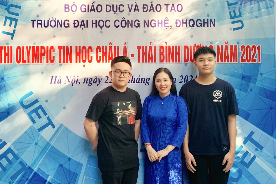 Quốc Bảo và Thái Vũ cùng cô Cao Thị Lan Thanh - Phó Hiệu trưởng Trường THPT chuyên Phan Bội Châu tại cuộc thi Olympic Tin học Châu Á - Thái Bình Dương