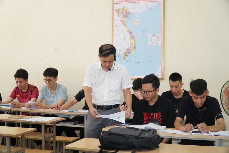Thầy trò Trường THPT Kim Liên, huyện Nam Đàn, Nghệ An ôn thi những buổi cuối cùng. Ảnh: Hồ Lài Thầy trò Trường THPT Kim Liên, huyện Nam Đàn, Nghệ An ôn thi những buổi cuối cùng. Ảnh: Hồ Lài