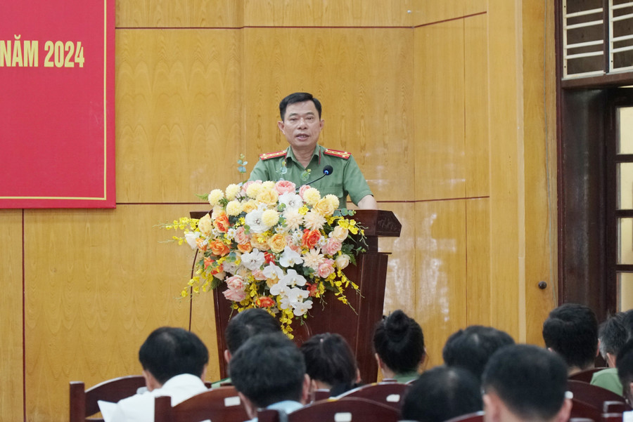 Đại tá Dương Đình Văn - Trưởng phòng An ninh chính trị nội bộ, Công an tỉnh Nghệ An đề nghị trưởng điểm thi phát huy vai trò trách nhiệm - yếu tố quan trọng để kỳ thi diễn ra thành công. Ảnh: Hồ Lài Đại tá Dương Đình Văn - Trưởng phòng An ninh chính trị nội bộ, Công an tỉnh Nghệ An đề nghị trưởng điểm thi phát huy vai trò trách nhiệm - yếu tố quan trọng để kỳ thi diễn ra thành công. Ảnh: Hồ Lài
