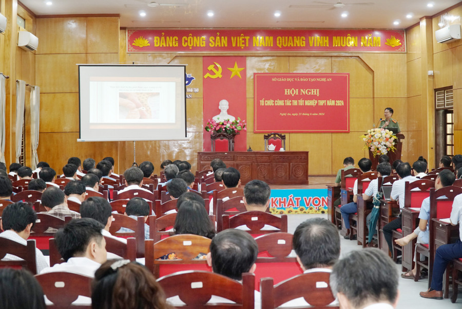 Cán bộ Phòng kỹ thuật nghiệp vụ của Công an tỉnh Nghệ An phổ biến nội dung về phát hiện thiết bị gian lận công nghệ cao. Ảnh: Hồ Lài Cán bộ Phòng kỹ thuật nghiệp vụ của Công an tỉnh Nghệ An phổ biến nội dung về phát hiện thiết bị gian lận công nghệ cao. Ảnh: Hồ Lài