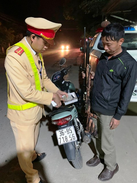 Hoàng Văn Trường bị CSGT dừng xe kiểm tra. Ảnh: Công an Thanh Hóa cung cấp. Hoàng Văn Trường bị CSGT dừng xe kiểm tra. Ảnh: Công an Thanh Hóa cung cấp.