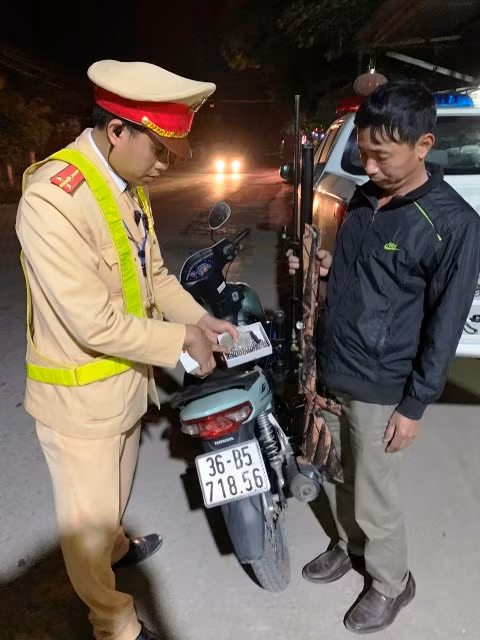 Hoàng Văn Trường bị CSGT dừng xe kiểm tra. Ảnh: Công an Thanh Hóa cung cấp.