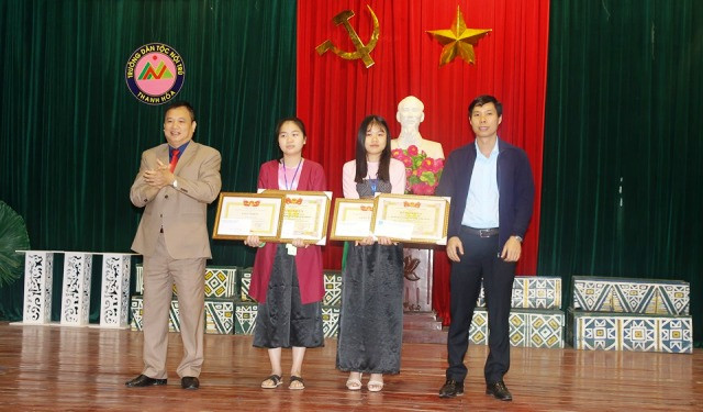 Ông Trần Văn Hòa - Phó giám đốc Sở Giáo dục và Đào tạo tỉnh Thanh Hóa cùng anh Nguyễn Hữu Tuất - Phó Bí thư Tỉnh đoàn, chủ tịch Hội Đồng đội tỉnh Thanh Hóa tặng giấy khen và phần thưởng cho hai nữ sinh Lương Thị Huyền và Lê Huyền My.
