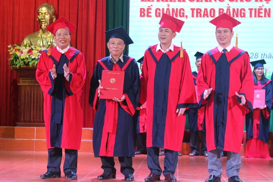 Một lễ trao bằng tiến sỹ tại Trường Đại học Vinh (Nghệ An)