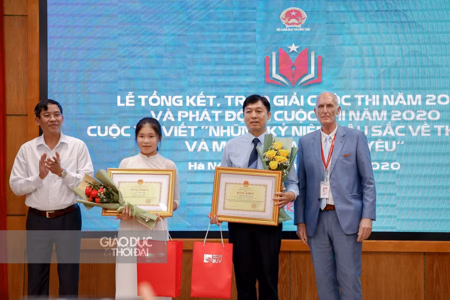 Ông Vũ Minh Đức - Chủ tịch Công đoàn Giáo dục Việt Nam, ông Tony Summer - Phó Giám đốc Học viện Anh quốc Việt Nam trao giải cho các tác giả đạt giải Nhì