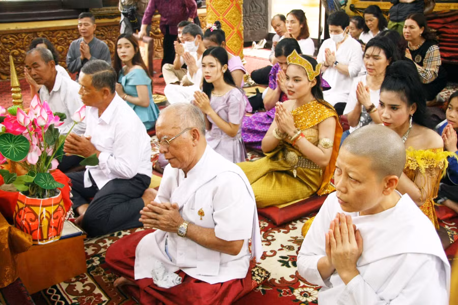 Ngày thứ hai gọi là Thngay Von-boch. Theo phong tục truyền thống mỗi gia đình làm lễ dâng cơm buổi sớm và buổi trưa cho các vị sư sãi. Theo đạo Phật Tiểu thừa, thì các ngày lễ tín đồ đi chùa lạy Phật có bổn phận mang cơm và thức ăn dâng cho sư sãi và lắng nghe các vị chúc tụng, cầu an, thuyết pháp giảng đạo, rồi các thanh niên nam nữ vui chơi trước sân chùa.