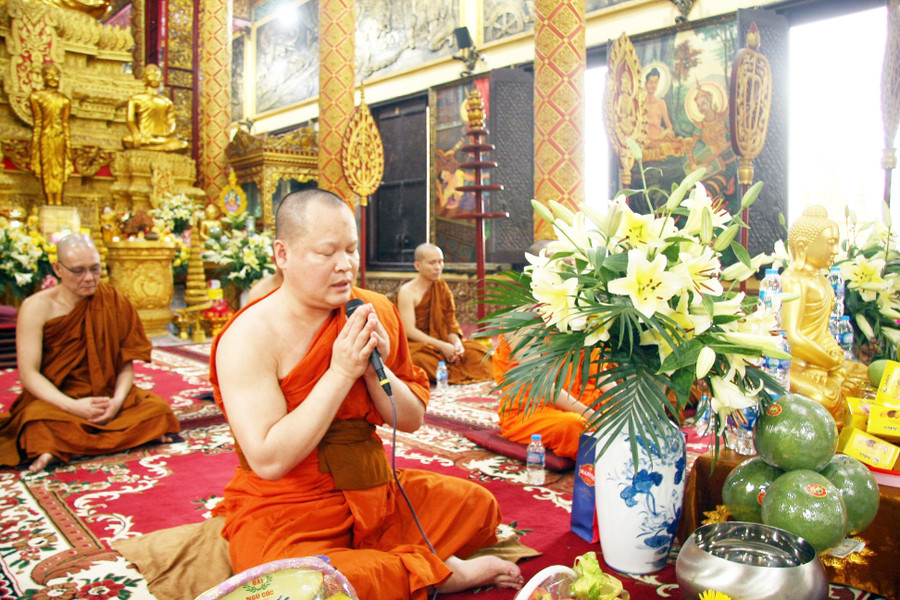 Ngày thứ hai gọi là Thngay Von-boch. Theo phong tục truyền thống mỗi gia đình làm lễ dâng cơm buổi sớm và buổi trưa cho các vị sư sãi. Theo đạo Phật Tiểu thừa, thì các ngày lễ tín đồ đi chùa lạy Phật có bổn phận mang cơm và thức ăn dâng cho sư sãi và lắng nghe các vị chúc tụng, cầu an, thuyết pháp giảng đạo, rồi các thanh niên nam nữ vui chơi trước sân chùa.