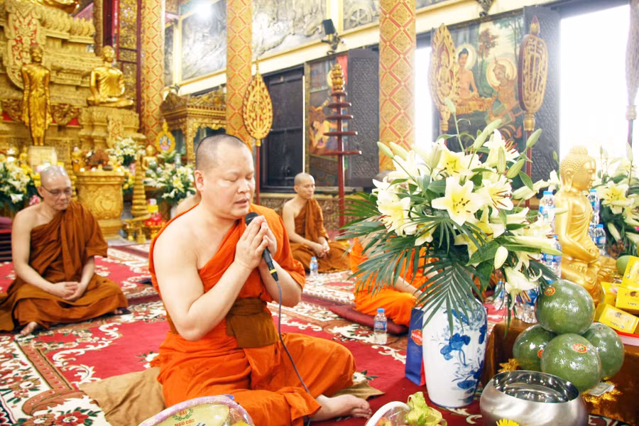 Ngày thứ hai gọi là Thngay Von-boch. Theo phong tục truyền thống mỗi gia đình làm lễ dâng cơm buổi sớm và buổi trưa cho các vị sư sãi. Theo đạo Phật Tiểu thừa, thì các ngày lễ tín đồ đi chùa lạy Phật có bổn phận mang cơm và thức ăn dâng cho sư sãi và lắng nghe các vị chúc tụng, cầu an, thuyết pháp giảng đạo, rồi các thanh niên nam nữ vui chơi trước sân chùa.