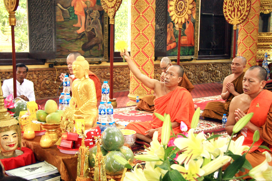 Ngày thứ hai gọi là Thngay Von-boch. Theo phong tục truyền thống mỗi gia đình làm lễ dâng cơm buổi sớm và buổi trưa cho các vị sư sãi. Theo đạo Phật Tiểu thừa, thì các ngày lễ tín đồ đi chùa lạy Phật có bổn phận mang cơm và thức ăn dâng cho sư sãi và lắng nghe các vị chúc tụng, cầu an, thuyết pháp giảng đạo, rồi các thanh niên nam nữ vui chơi trước sân chùa.