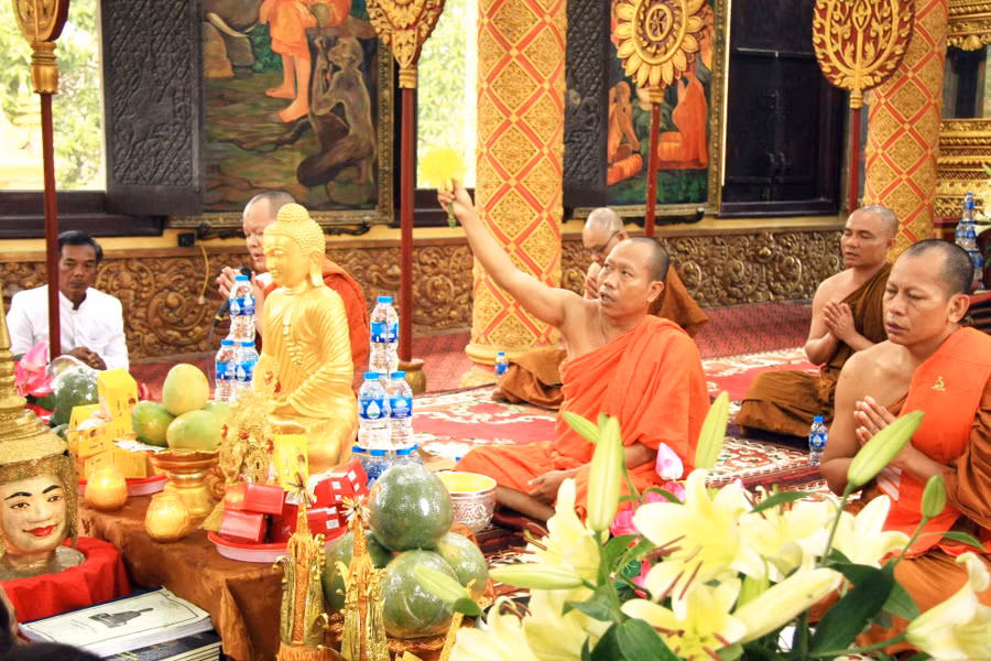 Ngày thứ hai gọi là Thngay Von-boch. Theo phong tục truyền thống mỗi gia đình làm lễ dâng cơm buổi sớm và buổi trưa cho các vị sư sãi. Theo đạo Phật Tiểu thừa, thì các ngày lễ tín đồ đi chùa lạy Phật có bổn phận mang cơm và thức ăn dâng cho sư sãi và lắng nghe các vị chúc tụng, cầu an, thuyết pháp giảng đạo, rồi các thanh niên nam nữ vui chơi trước sân chùa.