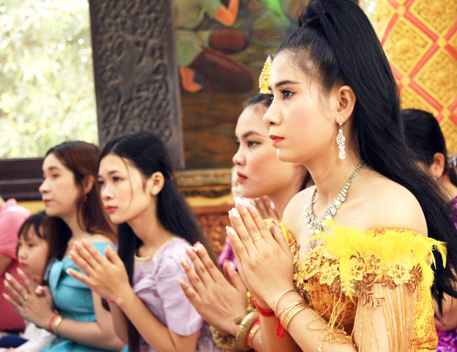 Ngày thứ hai gọi là Thngay Von-boch. Theo phong tục truyền thống mỗi gia đình làm lễ dâng cơm buổi sớm và buổi trưa cho các vị sư sãi. Theo đạo Phật Tiểu thừa, thì các ngày lễ tín đồ đi chùa lạy Phật có bổn phận mang cơm và thức ăn dâng cho sư sãi và lắng nghe các vị chúc tụng, cầu an, thuyết pháp giảng đạo, rồi các thanh niên nam nữ vui chơi trước sân chùa.