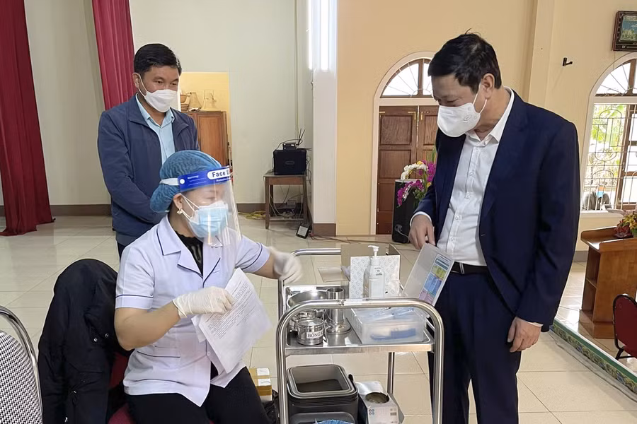 Lãnh đạo Sở Y tế Nghệ An kiểm tra chiến dịch tiêm chủng vắc xin phòng chống Covid-19 mùa Xuân.