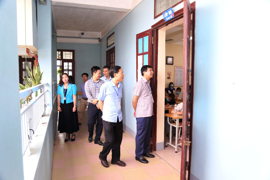 Ông Đầu Thanh Tùng - Phó Chủ tịch UBND tỉnh Thanh Hóa (áo trắng) đi kiểm tra tại 1 điểm thi tốt nghiệp THPT năm 2022 ở TP Thanh Hóa. Ông Đầu Thanh Tùng - Phó Chủ tịch UBND tỉnh Thanh Hóa (áo trắng) đi kiểm tra tại 1 điểm thi tốt nghiệp THPT năm 2022 ở TP Thanh Hóa.