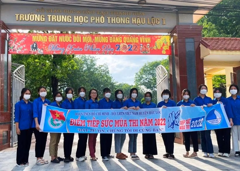 Với khẩu hiệu "Hãy tự tin, chúng tôi đi cùng bạn", đội tình nguyện tham gia "Tiếp sức mùa thi" tại Trường THPT Hậu Lộc 1 (Thanh Hóa) sẵn sàng giúp đỡ các thí sinh bước vào kỳ thi.
