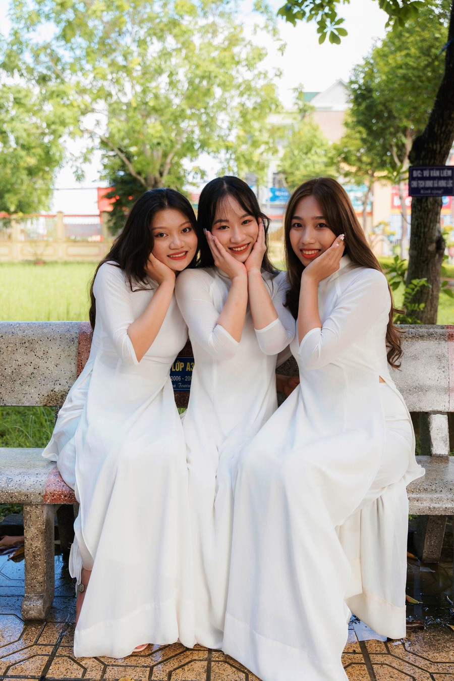 Nữ sinh Nguyễn Thị Thùy (giữa) cùng các bạn học.