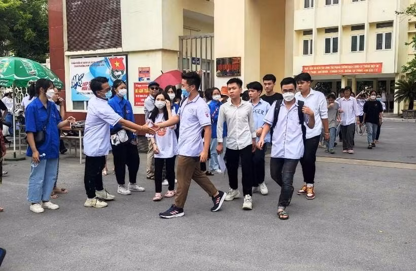 Sau khi kết thúc bài thi môn Ngữ văn, nhiều thí sinh ở Thanh Hóa bước ra khỏi phòng thi với tâm trạng khá thoải mái, vui vẻ vì đề thi không quá khó.