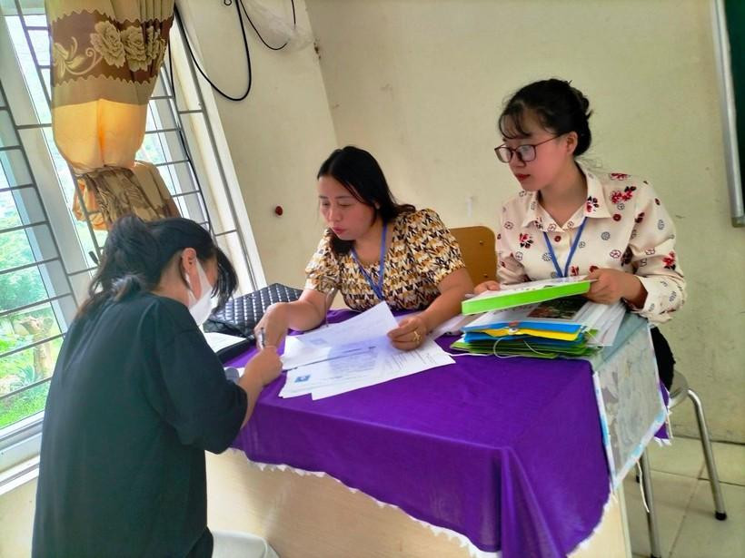 Thí sinh được cán bộ coi thi tại Điểm thi Trường THPT Mường Lát (Thanh Hóa) hướng dẫn làm thủ tục đăng ký dự thi.