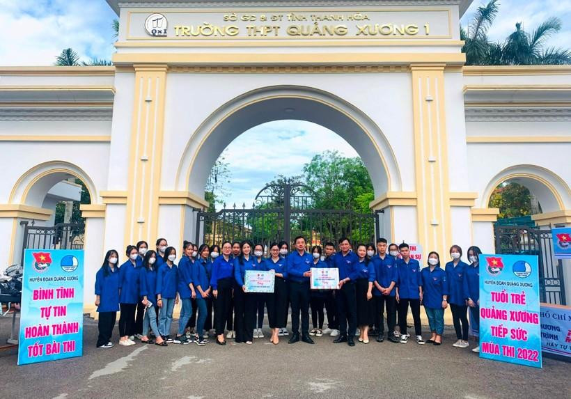 Lực lượng thanh niên tình nguyện "Tiếp sức mùa thi 2022" tại Trường THPT Quảng Xương 1 (Thanh Hóa). Lực lượng thanh niên tình nguyện "Tiếp sức mùa thi 2022" tại Trường THPT Quảng Xương 1 (Thanh Hóa).
