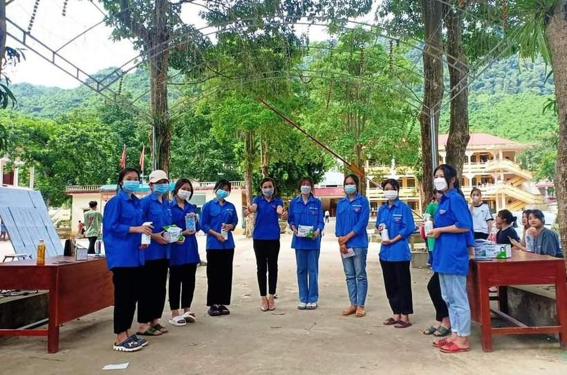 Lực lượng thanh niên tình nguyện &quot;Tiếp sức mùa thi&quot; tại Trường THPT Quan Hóa (Thanh Hóa).