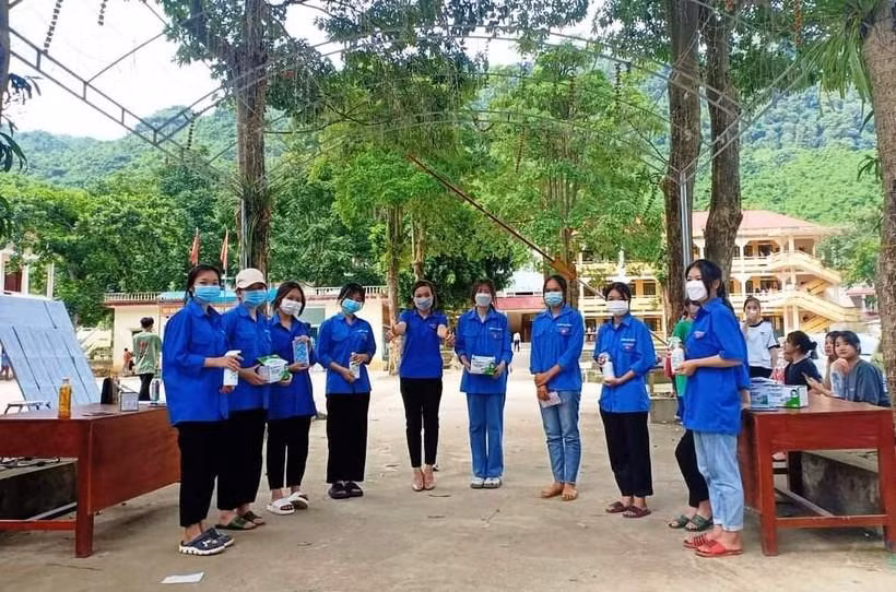 Lực lượng thanh niên tình nguyện "Tiếp sức mùa thi" tại Trường THPT Quan Hóa (Thanh Hóa).