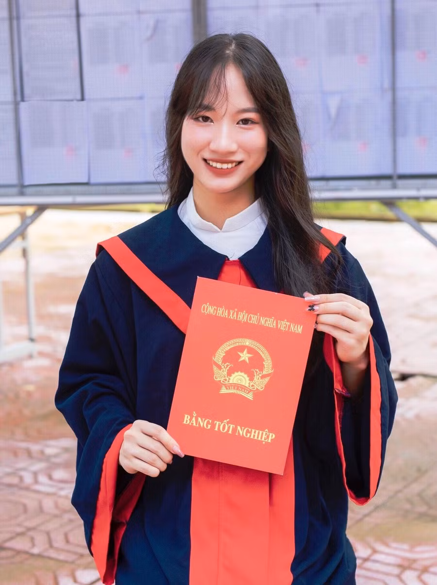 Nữ sinh Nguyễn Thị Thùy và tấm bằng tốt nghiệp THPT.