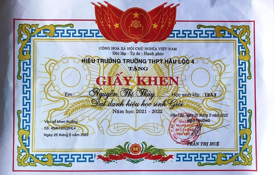 Năm học lớp 12, Nguyễn Thị Thùy đạt danh hiệu học sinh giỏi của Trường THPT Hậu Lộc 4.