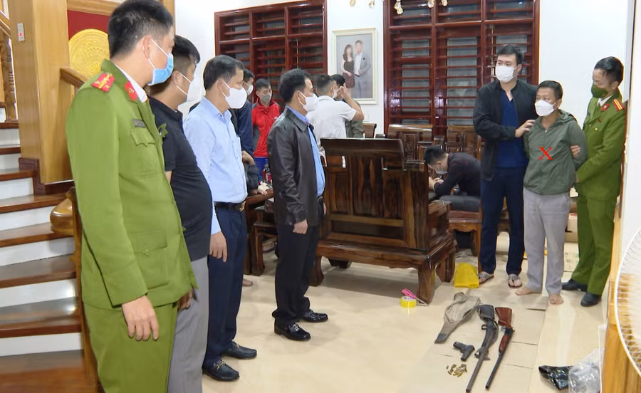 Công an khám nhà, bắt giữ Nguyễn Văn Hùng. Ảnh: Công an cung cấp.