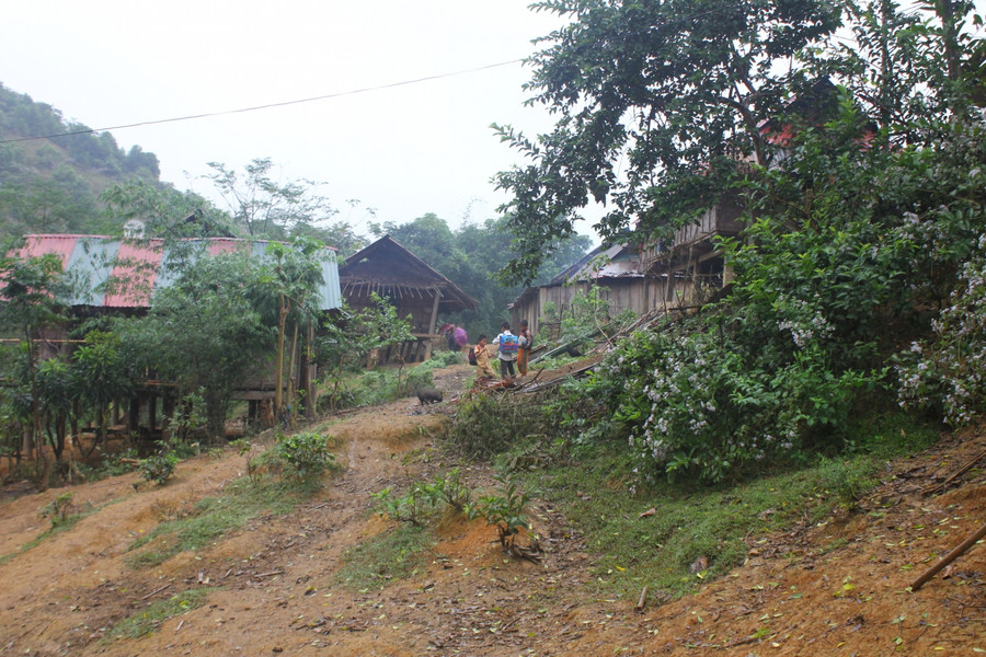 Cụm dân cư Huồi Máy - nơi xảy ra án mạng - cách trung tâm xã Cắm Muộn (Quế Phong) 25km.