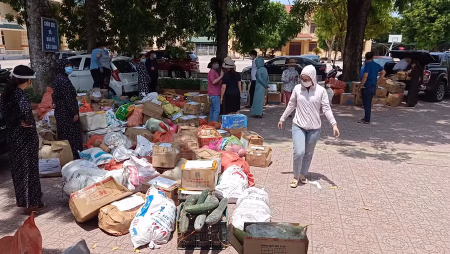 Thực phẩm, măng, rau, củ của cán bộ, giáo viên huyện Tương Dương gửi xuống phố