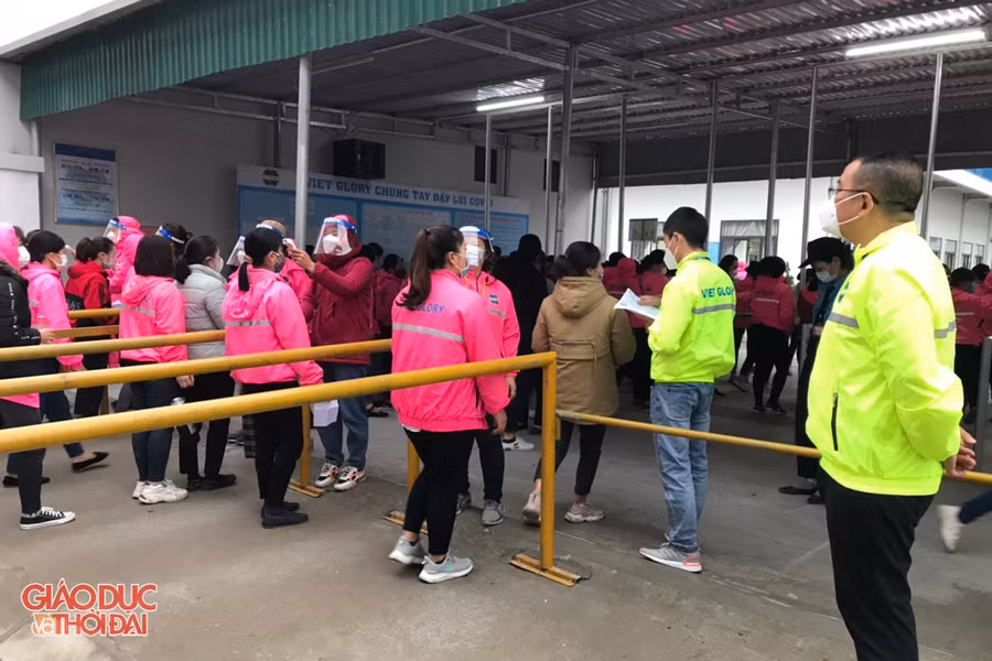 Để đảm bảo công tác phòng dịch, công nhân trước khi vào nhà máy được đo nhiệt độ, test nhanh Covid-19 và thực hiện đúng 5K.