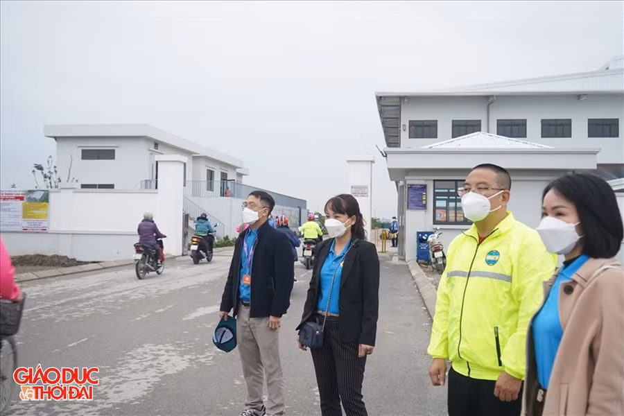 Lãnh đạo địa phương, LĐLĐ các cấp cùng Ban Giám đốc Công ty Viet Glory ra cổng để đón công nhân.