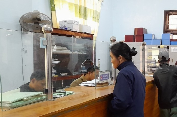 Người dân làm thủ tục hành chính tại cơ quan nhà nước. (Ảnh: HT).