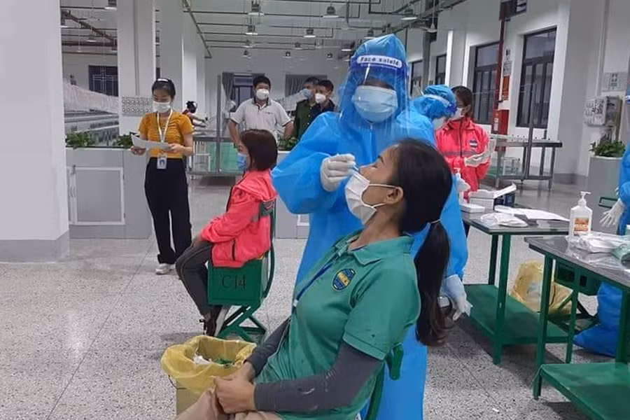 Cán bộ y tế Nghệ An lấy mẫu xét nghiệm Covid-19