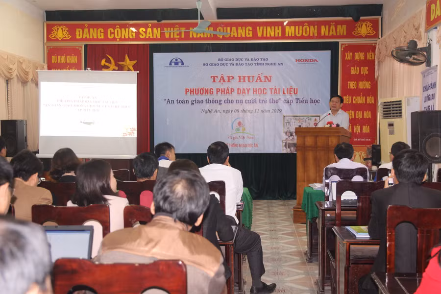 Tập huấn phương pháp dạy học tài liệu An toàn giao thông cho giáo viên 21 huyện, thành, thị của Nghệ An