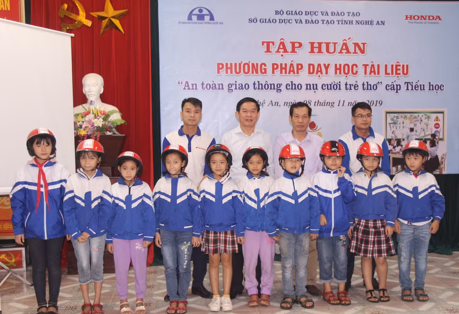 Tặng mũ bảo hiểm cho học sinh Tiểu học tại thị xã Cửa Lò, Nghệ An