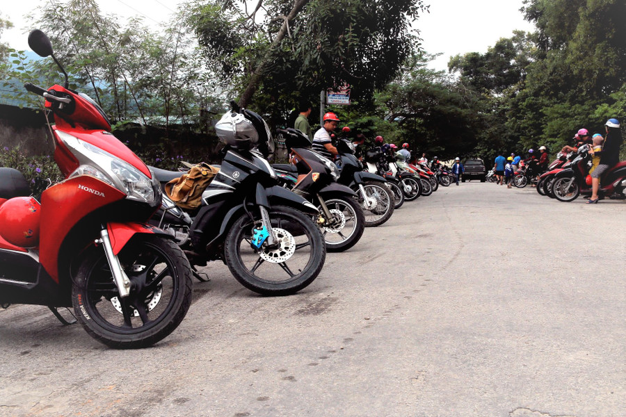 Học tập mô hình tại Kỳ Anh (Hà Tĩnh), phụ huynh Trường Tiểu học thị trấn Hòa Bình (Tương Dương, Nghệ An) xếp xe ngay ngắn, trật tự khi đi đón con